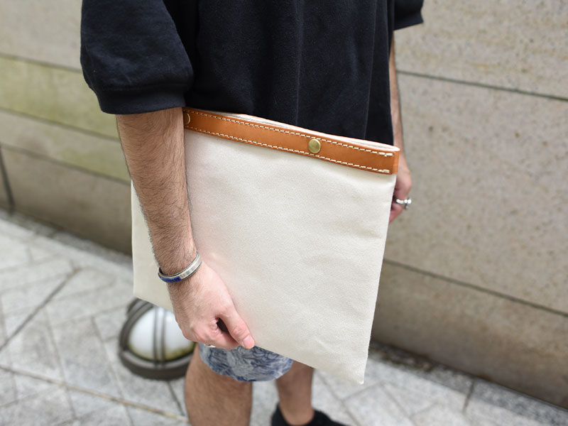 キャンバス仕様のタブレットケース(ND-PAD) Mサイズ手持ち