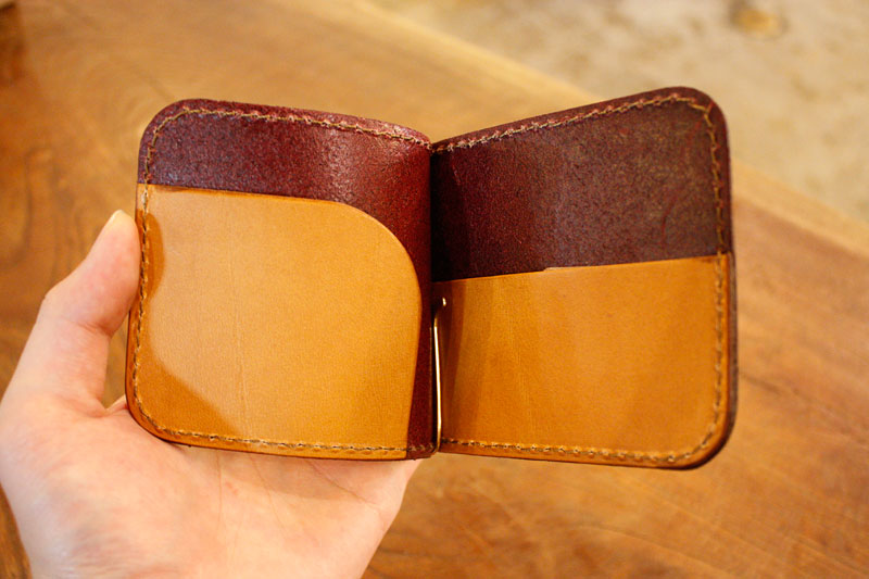 限定カラーのマネークリップ オープン