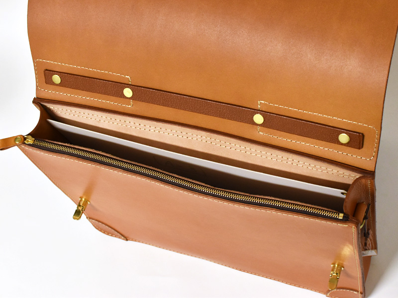 シンプルな顔立ちのブリーフケース(BC-1)収納例