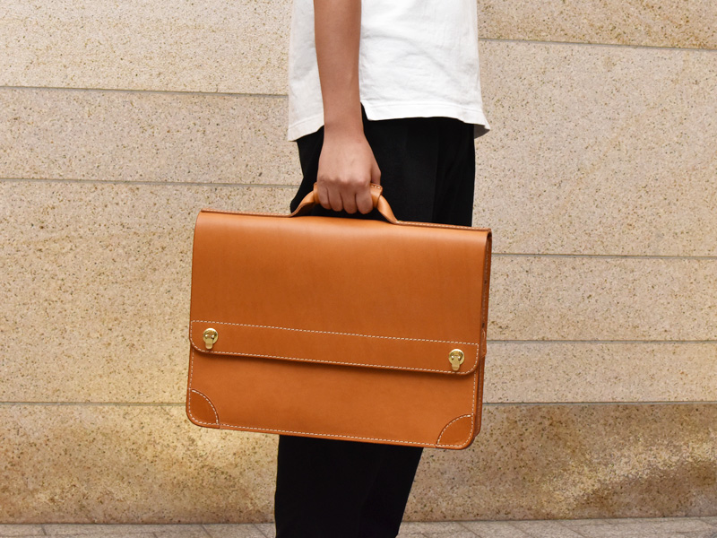 シンプルな顔立ちのブリーフケース(BC-1)