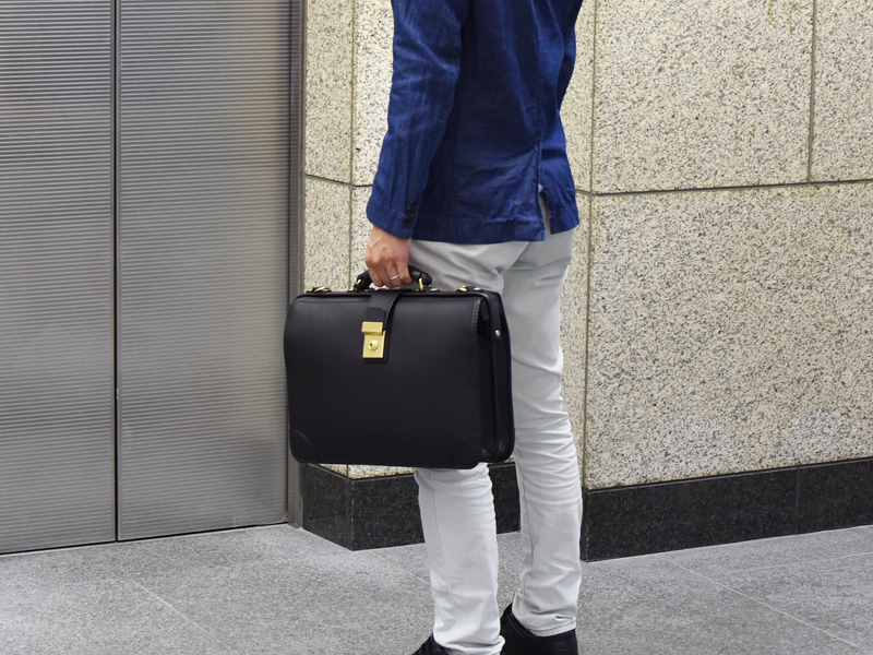 ダレスバッグ・スタンダードタイプ(BJ-2)手持ち着用例