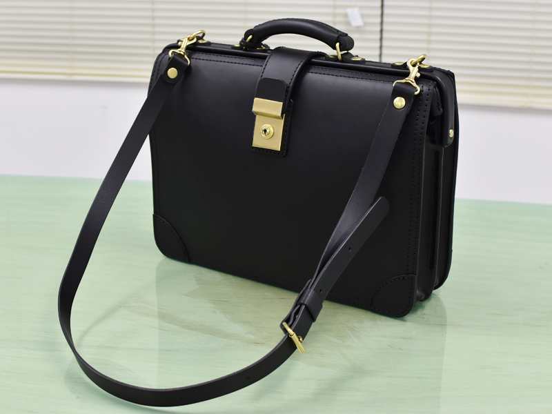 ダレスバッグ・スタンダードタイプ(BJ-2)ショルダーストラップを取り付けた様子