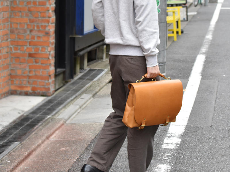 ナレッジバッグ(CW-137)手持ち着用例