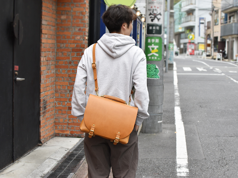 ナレッジバッグ(CW-137)斜め掛け着用例