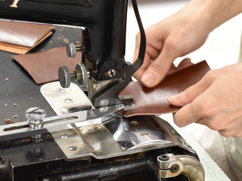 小型の二つ折り財布(WS-64)のパーツ類を漉く様子