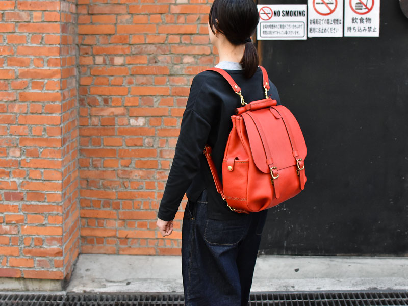 棒屋根クラシックリュック(R-153) レッドレディース着用3
