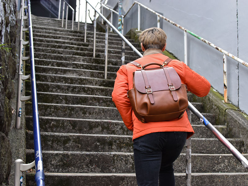 棒屋根クラシックリュック(R-153) チョコメンズ着用2