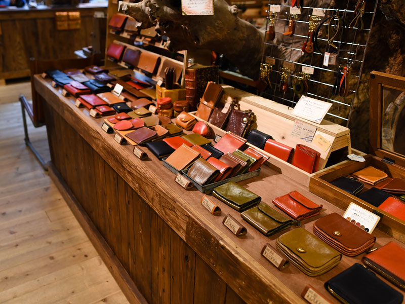 ヘルツ本店の財布ディスプレイ