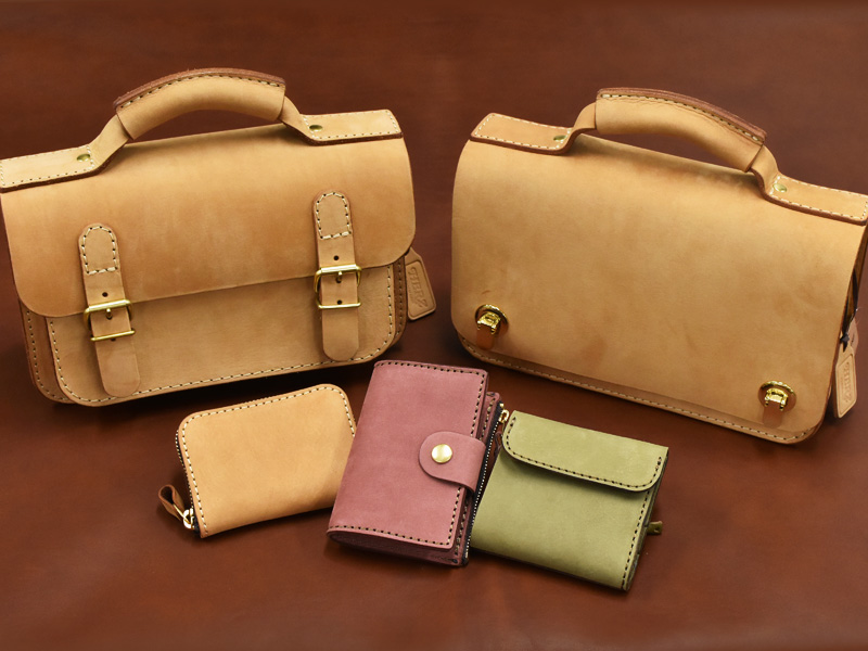 ヌバック特別仕様のキャメル、レッド、グリーン