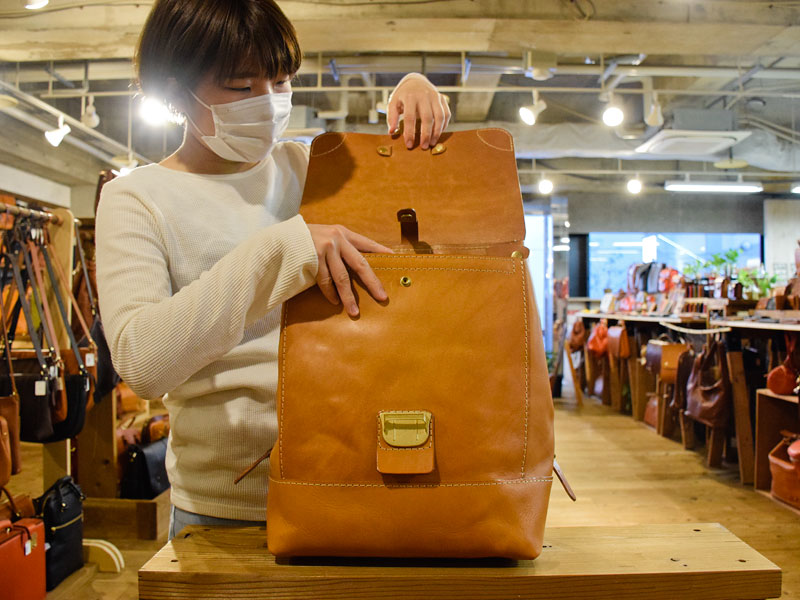 一本ベルトの錠前リュック(R-11) スタッフ使用例