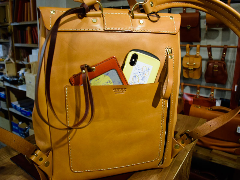 一本ベルトの錠前リュック(R-11) 後面ポケット