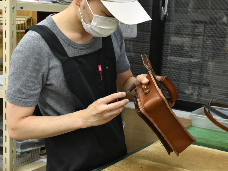 二本ベルトの2wayミニバッグ(CW-67)のコバに染料を入れる様子