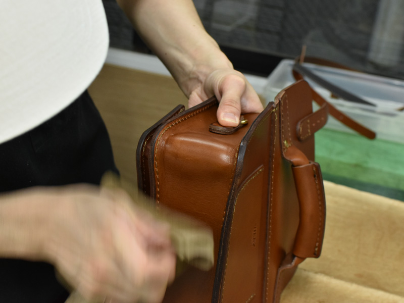 二本ベルトの2wayミニバッグ(CW-67)のコバを磨き上た後の様子