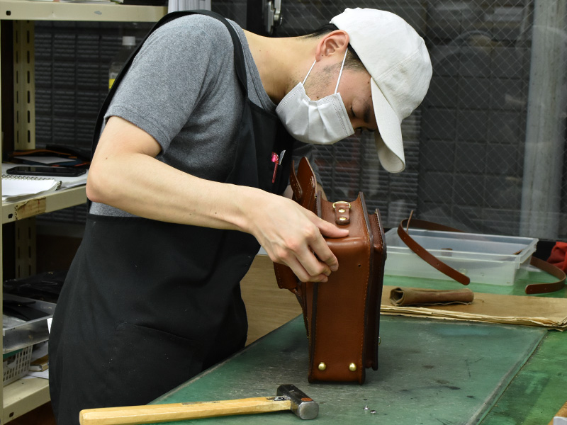 二本ベルトの2wayミニバッグ(CW-67)の底鋲を取り付ける様子1