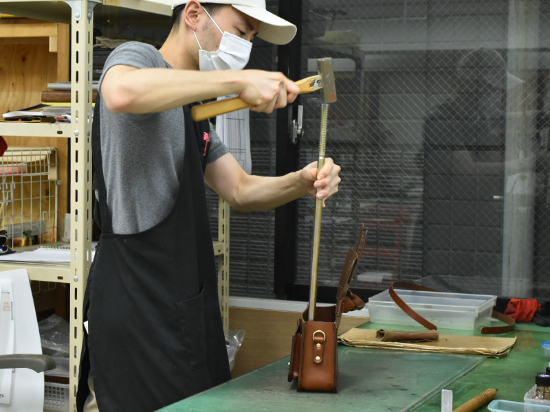 二本ベルトの2wayミニバッグ(CW-67)の底鋲を取り付ける様子2