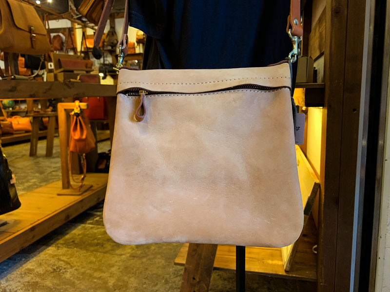 ヌバックのリバーシブルショルダーバッグ 後面