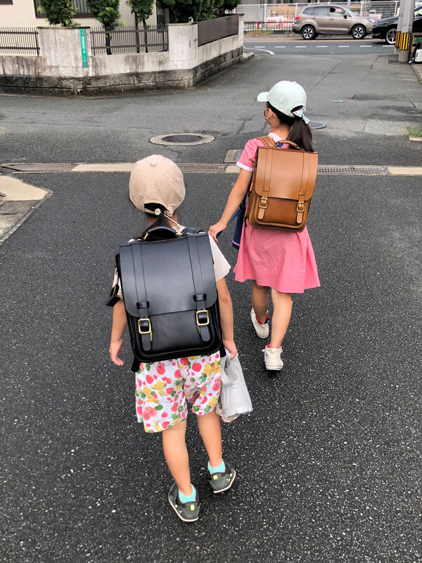 ランドセルと登校風景