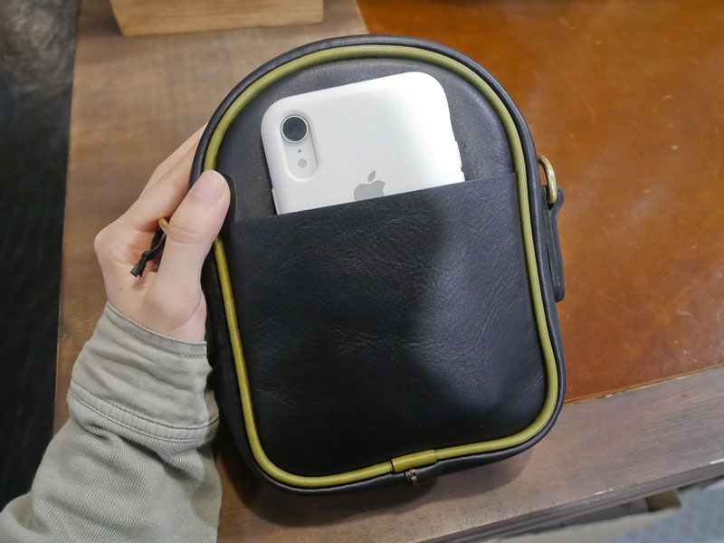 フェスショルダー 後面ポケット