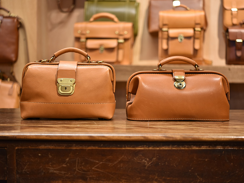 2way口枠ミニショルダー(CW-7)と、参考にしたミニドクターバッグ(CW-106)