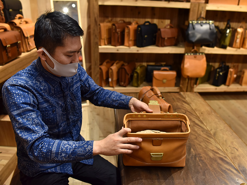 2way口枠ミニショルダー(CW-7)の口枠を大きく開いた様子