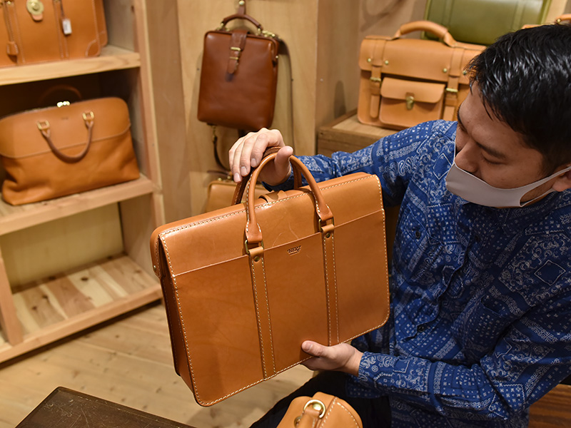 参考にしたダレスバッグ・二本手タイプ(BJ-7)後面の様子