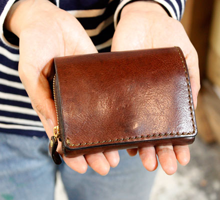 仙台店スタッフ:佐藤愛用「小型の二つ折り財布」