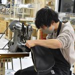 鞄を制作する作り手:桐生の様子