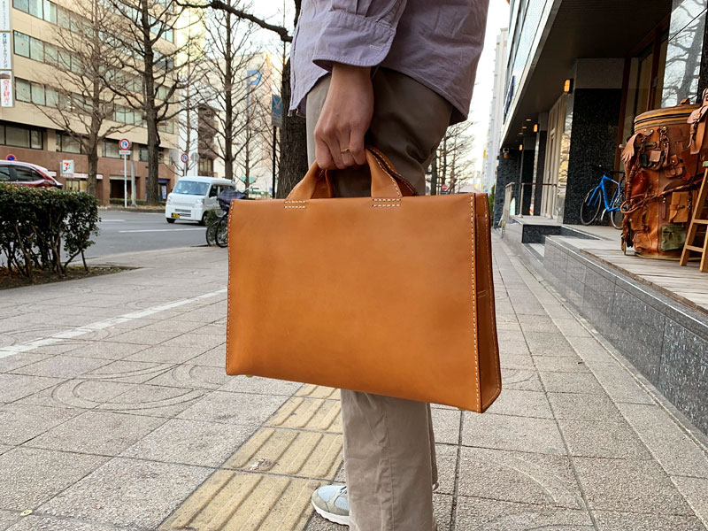 あおりポケット二本手ビジネスバッグ(BW-104) メンズ着用