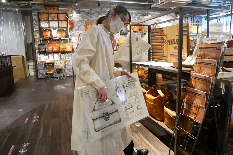 タブロイドで鞄試着