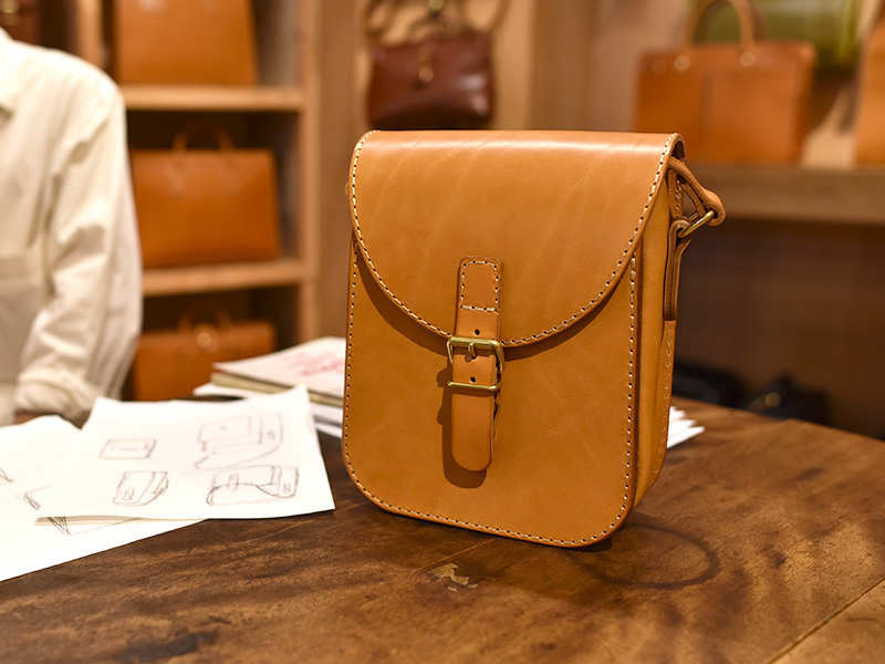 ラップフラップミニショルダー(CP-6)を前から見た様子