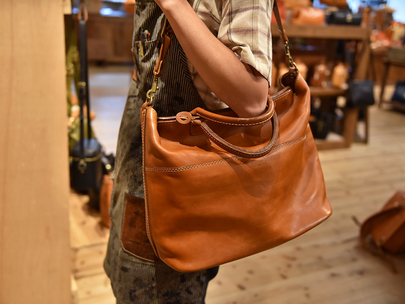 2wayトート(T-8)を肩掛けした様子