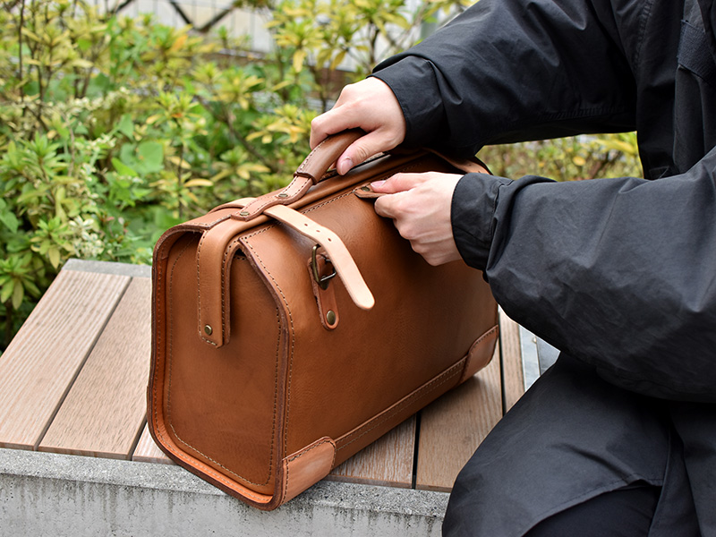 タル型口枠ボストンバッグ(SN-2107)開ける直前