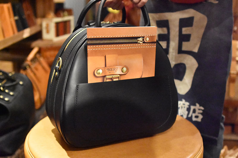 クマヅミボストン 後面ポケット