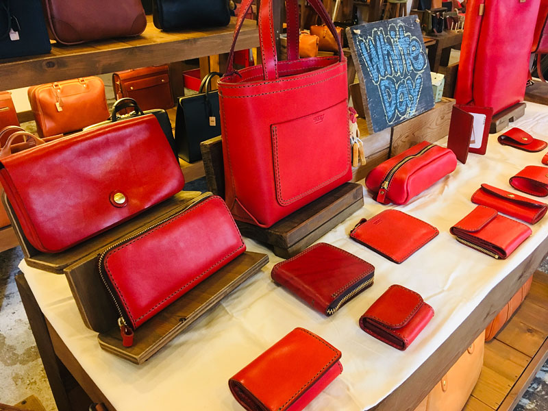 赤革の小物たち