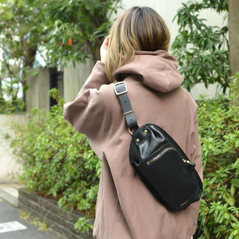 ラウンドファスナーボディバッグ(F-7) レディース着用