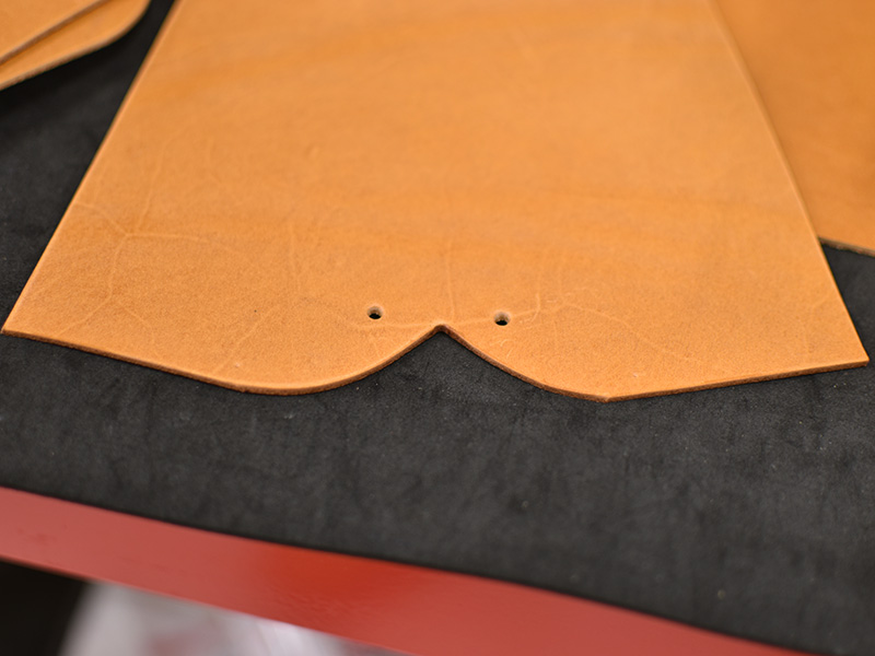 アーチハンドバッグ(Q-16)のマチに使用する革パーツ1