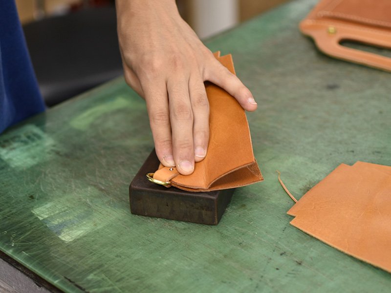 アーチハンドバッグ(Q-16)のマチに使用する革パーツ3