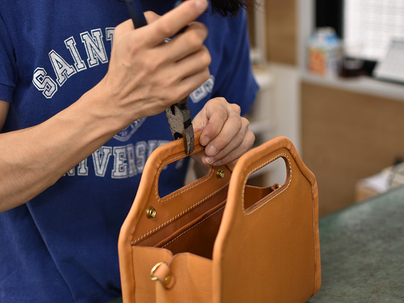 アーチハンドバッグ(Q-16)のヘリ巻きのパーツを仮留め