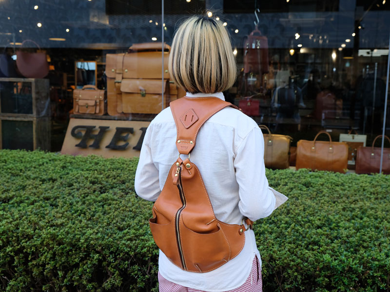 着る鞄・ベスト型(R-30) レディース着用2