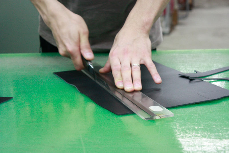 手作り感あふれるリュックサック(R-27)　カット風景4