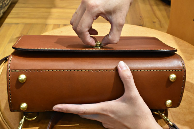 気ままにショルダー:開け方1