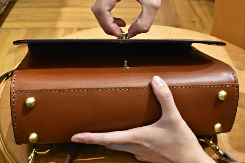 気ままにショルダー:開け方2