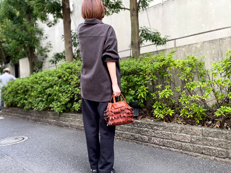 本店フリンジトートSチョコ着用1