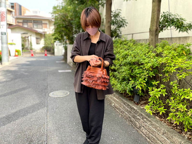 本店フリンジトートSチョコ着用2