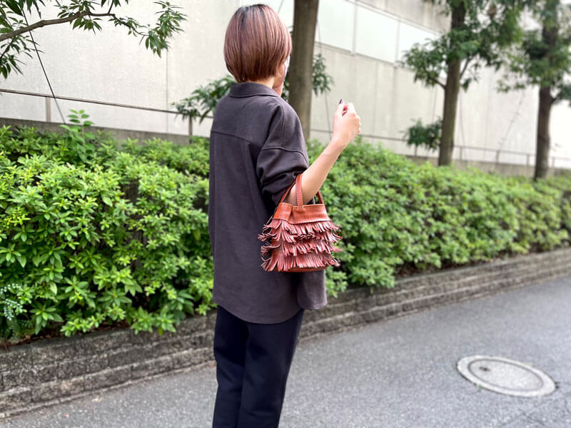 本店フリンジトートSチョコ着用3