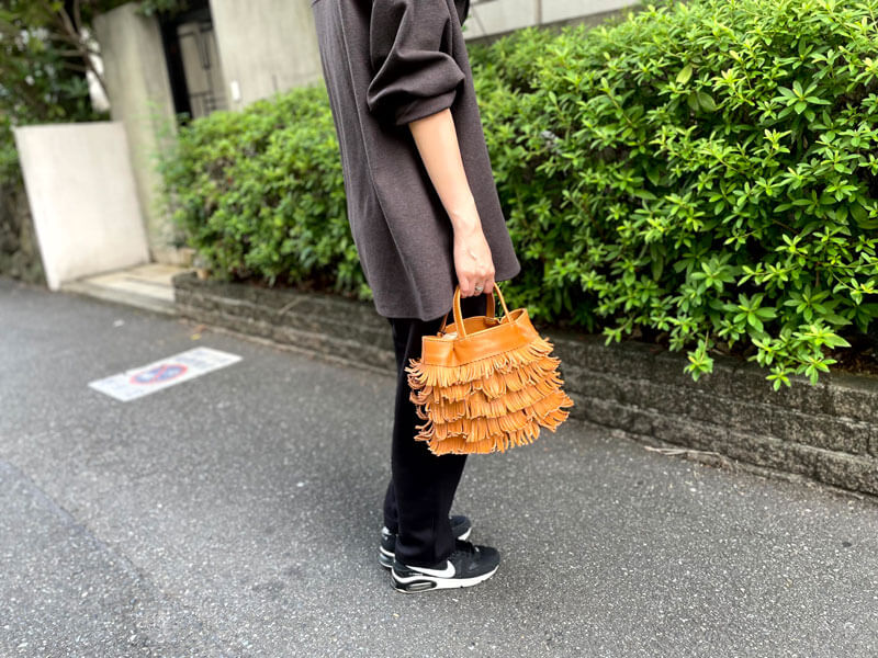 本店フリンジトートMキャメル着用1