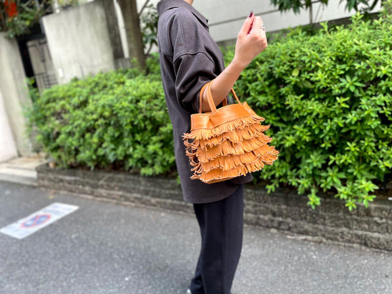 本店フリンジトートMキャメル着用2