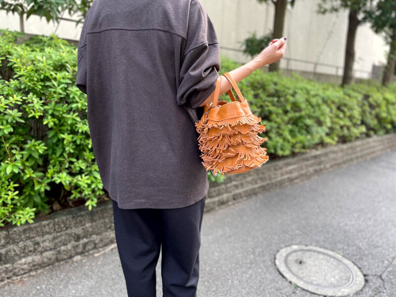 本店フリンジトートMキャメル着用3