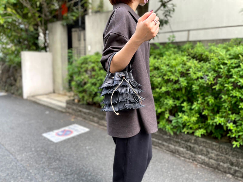 本店フリンジハンドバッグブラック着用3