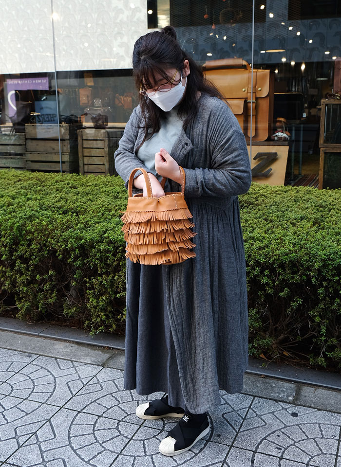 フリンジトート スタッフ小糠着用2